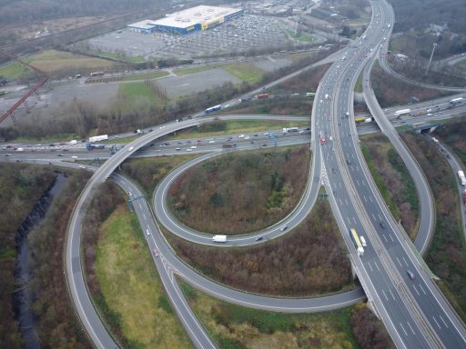 Luchtfoto van een drukke snelweg met meerdere aansluitingen en rondwegen.